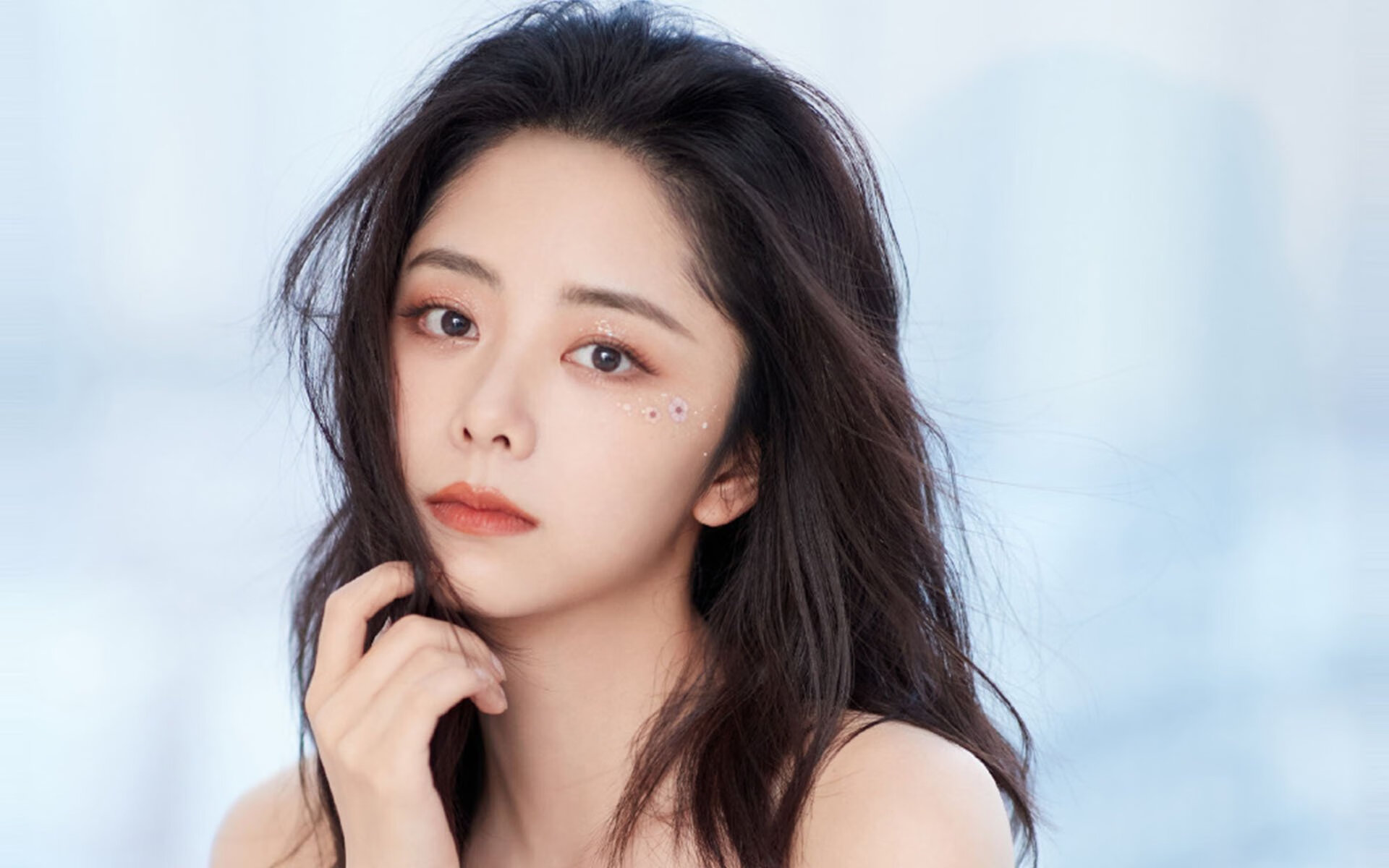 尤文小组赛战绩2胜1负，排名第二晋级16强，尤文经典比赛